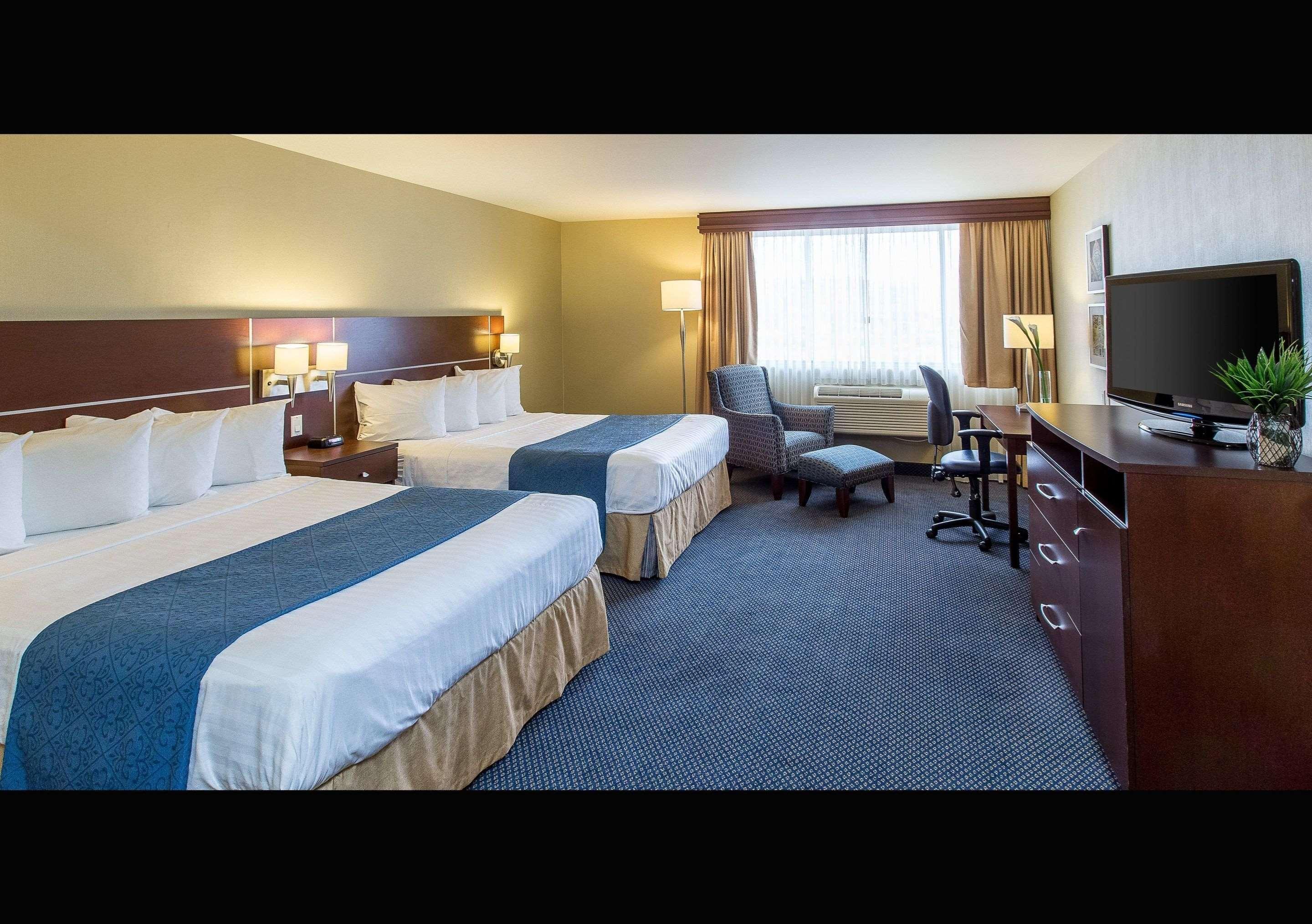 Quality Inn & Suites Brossard Bagian luar foto