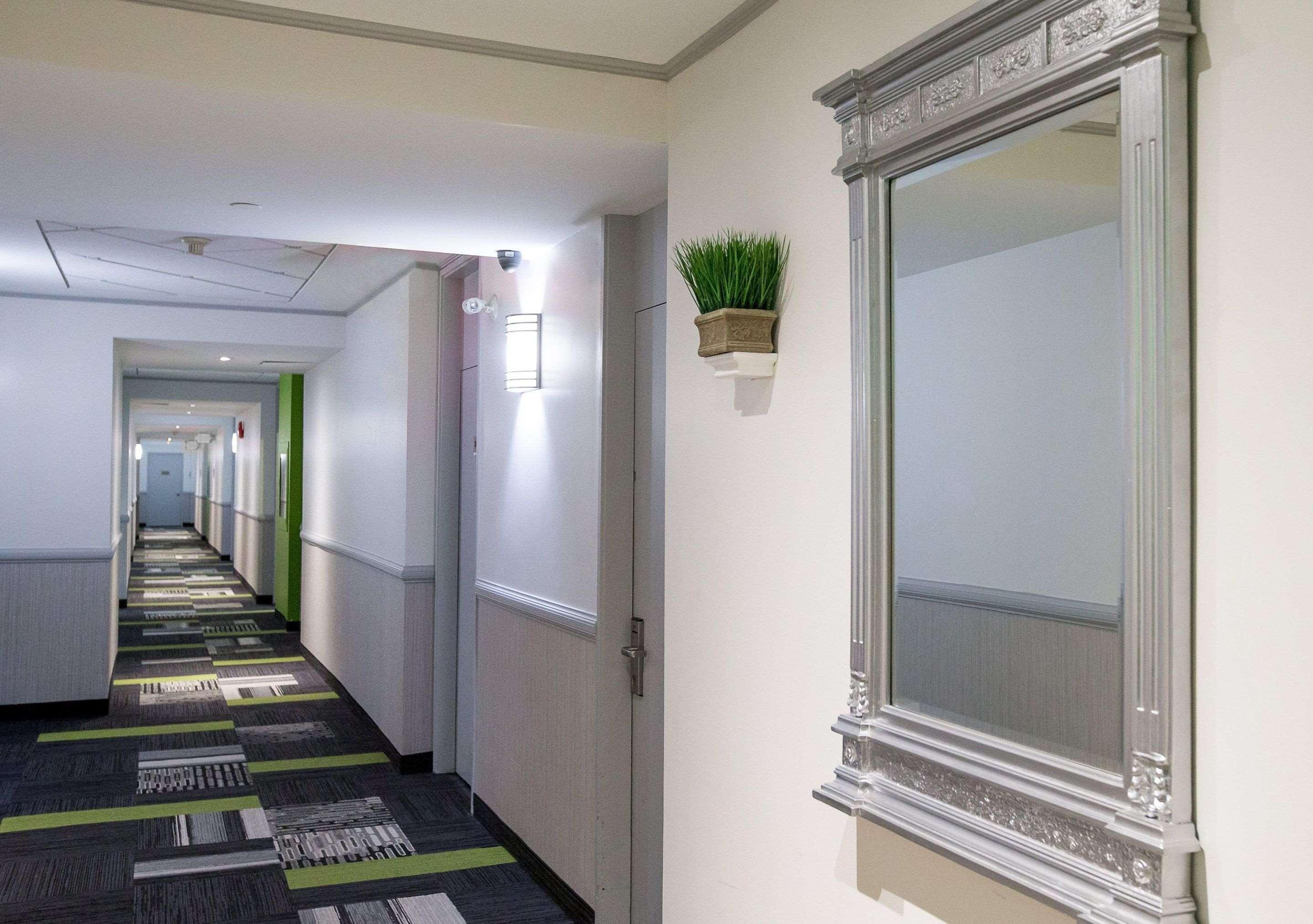 Quality Inn & Suites Brossard Bagian luar foto