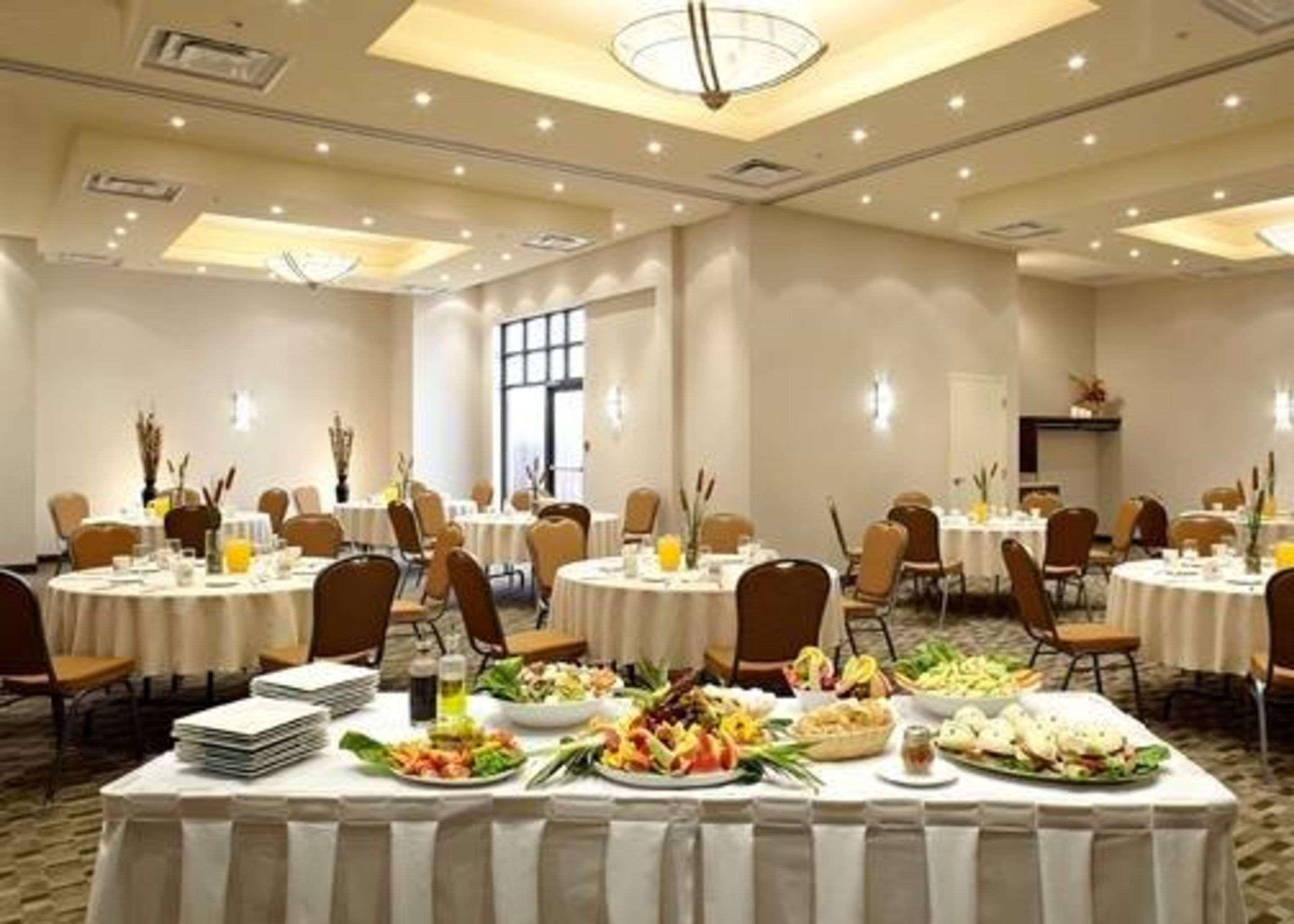 Quality Inn & Suites Brossard Bagian luar foto