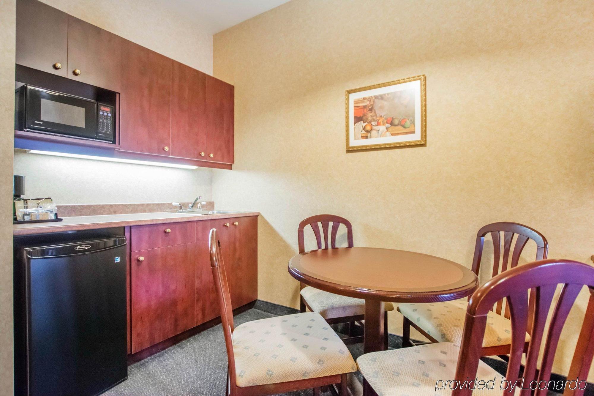 Quality Inn & Suites Brossard Bagian luar foto